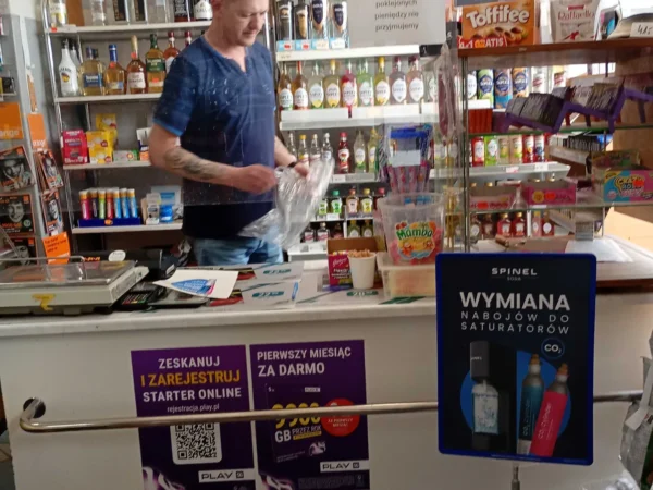 Wnętrze punktu wymiany nabojów CO2 Sklep wielobranżowy Gutów, 35, Gutów