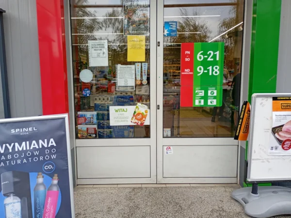 Wejście do punktu wymiany nabojów CO2 Delikatesy Centrum Nowa Sarzyna ul. Konopnickiej 3 przy ul. Konopnickiej 3, Nowa Sarzyn