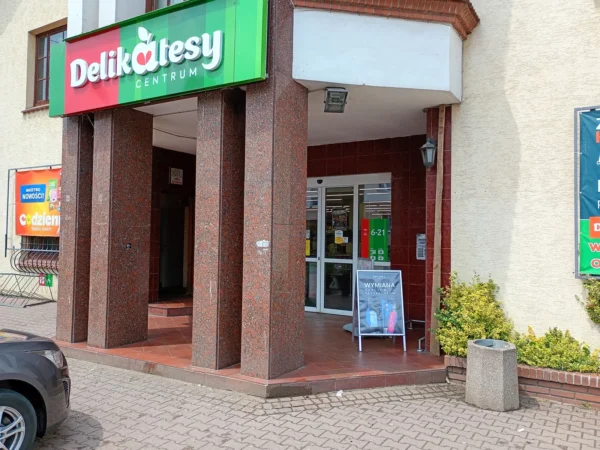 Wejście do punktu wymiany nabojów CO2 Delikatesy Centrum Nowa Sarzyna ul. Jana Pawla II 2A przy ul. Jana Pawła II 2A, Nowa Sa