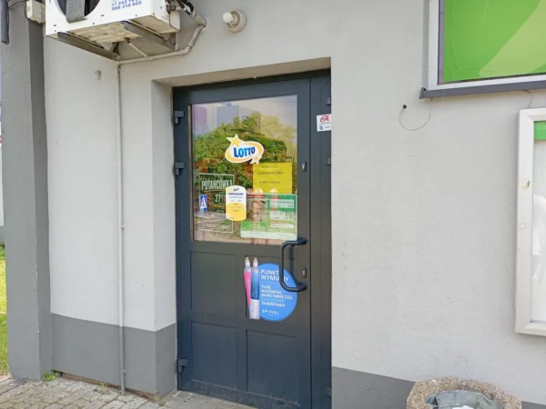 Wejście do punktu wymiany nabojów CO2 Delikatesy Centrum Sarzyna przy Sarzyna 208, Sarzyna