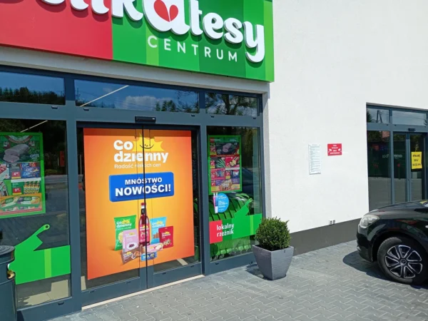 Wejście do punktu wymiany nabojów CO2 Delikatesy Centrum Besko przy ul. Bieszczadzka 13, Besko
