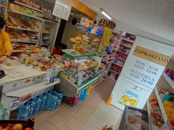 Wnętrze punktu wymiany nabojów CO2 Sklepik spożywczy, Energetykow14, Łaziska Górne