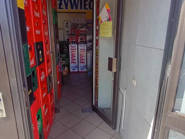 Wejście do punktu wymiany nabojów CO2 Pogotowie alkoholowe przy Czernicka 2, Rydułtowy