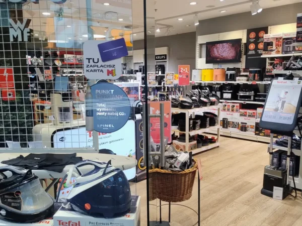 Wejście do punktu wymiany nabojów CO2 Sklep Tefal Kraków M1 przy Aleja Pokoju 67, Kraków