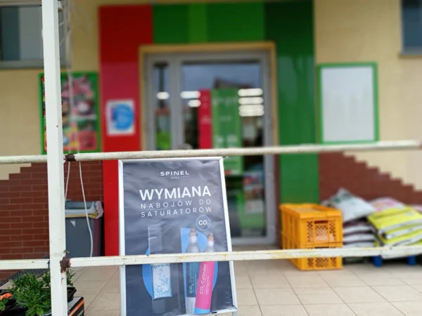 Wejście do punktu wymiany nabojów CO2 Delikatesy Centrum Wiercany przy Wiercany 67, Wiercany