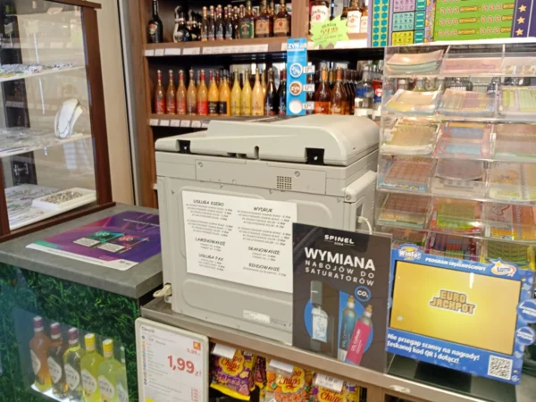 Wnętrze punktu wymiany nabojów CO2 Delikatesy Woger, Domaradz 356, Domaradz