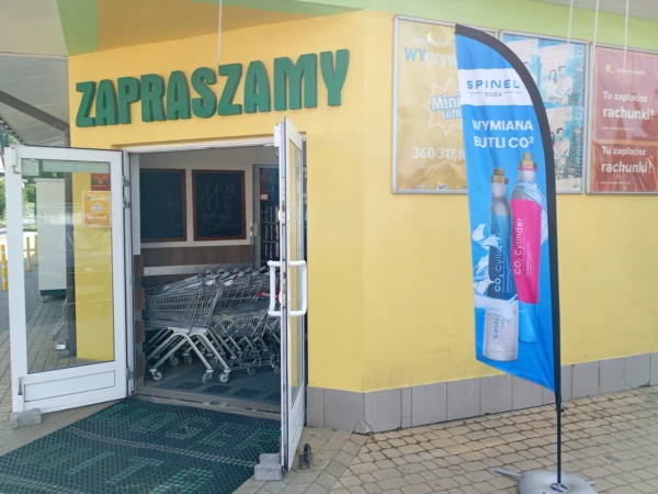 Wejście do punktu wymiany nabojów CO2 Delikatesy Woger przy Domaradz 356, Domaradz