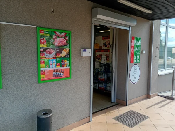 Wejście do punktu wymiany nabojów CO2 Delikatesy Centrum Raniżów przy ul. Armii Krajowej 2, Raniżów