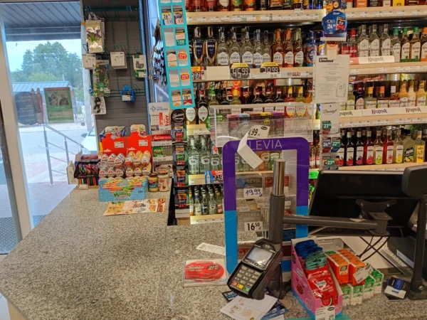 Wnętrze punktu wymiany nabojów CO2 Market Plus Górno, ul. Centralna 4, Górno