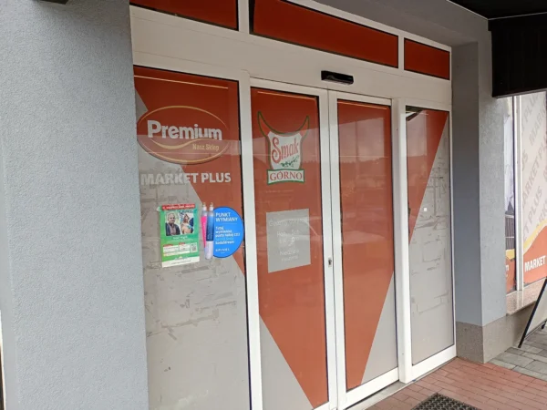 Wejście do punktu wymiany nabojów CO2 Market Plus Górno przy ul. Centralna 4, Górno
