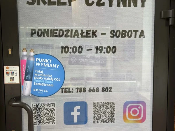 Wejście do punktu wymiany nabojów CO2 Buuuszek przy Kardynała Stefana Wyszyńskiego 6a, Józefów