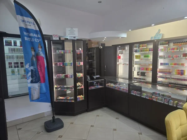 Wnętrze punktu wymiany nabojów CO2 East Vape Shop, Kapitana Stanisława Pałaca 72/lok. 3, Żyrardów