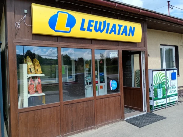 Wejście do punktu wymiany nabojów CO2 Lewiatan Borek Stary przy Borek Stary 24A, Tyczyn