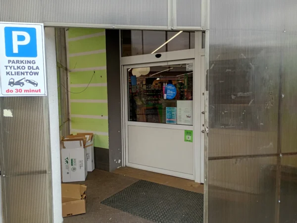 Wejście do punktu wymiany nabojów CO2 Delikatesy Centrum Błażowa przy ul. Armii Krajowej 22, Błażowa