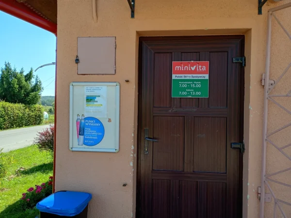 Wejście do punktu wymiany nabojów CO2 MiniVita express przy Harta 104, Harta