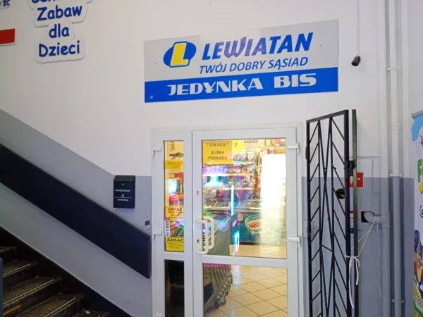 Wejście do punktu wymiany nabojów CO2 Lewiatan przy ul. Kazimierza Wielkiego 4, Dynów