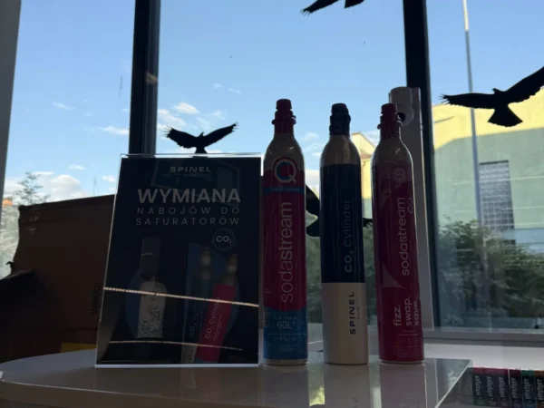 Wejście do punktu wymiany nabojów CO2 MAX-GSM Paulina Górska przy al.. Marszałka Józefa Piłsudskiego 4, Jędrzejów