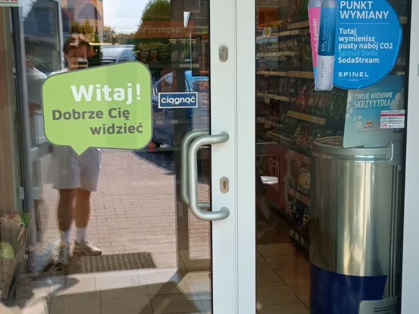 Wejście do punktu wymiany nabojów CO2 F.H.U. MINI-MARKET "KASIA" KATARZYNA ADAMUS przy ul. Skawińska 16, Kopanka