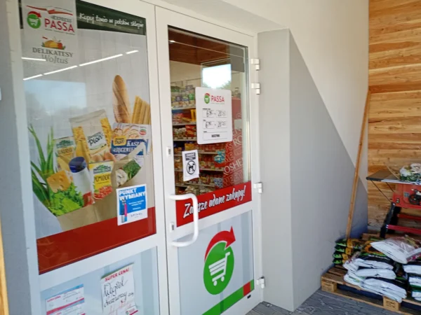 Wejście do punktu wymiany nabojów CO2 Express Passa Delikatesy Wojtuś przy ul. Starowiejska 42, Besko