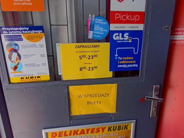 Wejście do punktu wymiany nabojów CO2 pp-TOMASZKUBI_3 przy Reymonta 12, Bytom