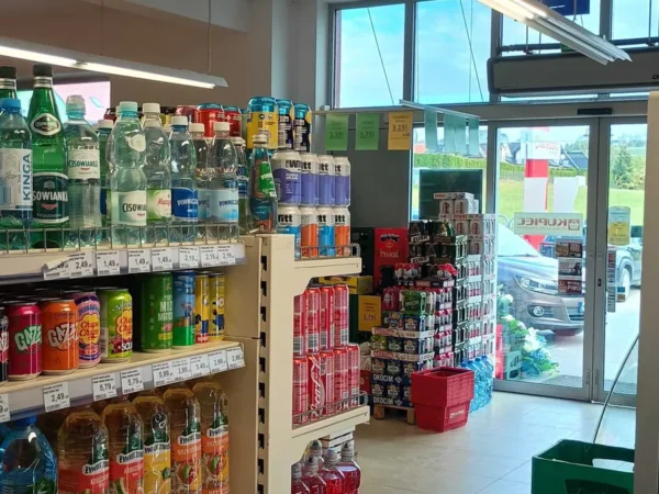 Wnętrze punktu wymiany nabojów CO2 Delikatesy Paweł Dziedzic, Krasne-Lasocice 72, Krasne-Lasocice