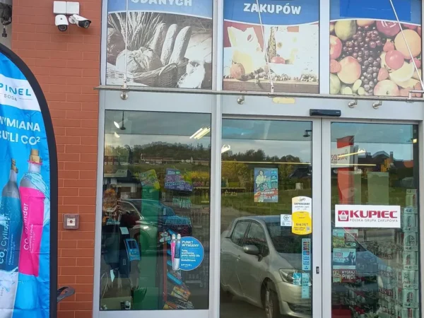 Wejście do punktu wymiany nabojów CO2 Delikatesy Paweł Dziedzic przy Krasne-Lasocice 72, Krasne-Lasocice