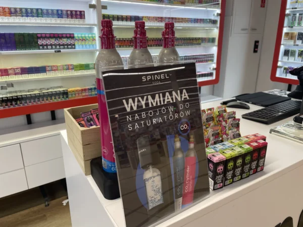 Wejście do punktu wymiany nabojów CO2 VapeManiacy Gdańsk Auchan Szczęśliwa przy Szczęśliwa 3, Gdańsk