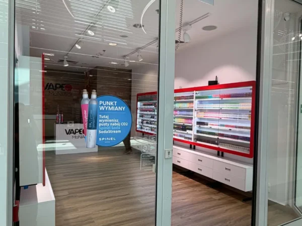 Wejście do punktu wymiany nabojów CO2 VapeManiacy Bielany Wrocławskie Auchan przy Francuska 6, Bielany Wrocławskie
