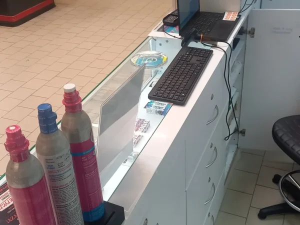 Wnętrze punktu wymiany nabojów CO2 VapeManiacy Kołobrzeg Kaufland, Młyńska 9, Kołobrzeg