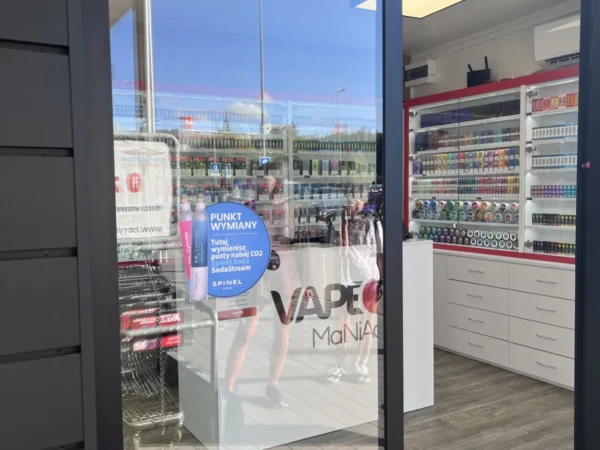 Wejście do punktu wymiany nabojów CO2 VapeManiacy Kościerzyna Kaufland przy Klasztorna 11, Kościerzyna