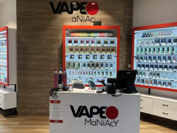 Wejście do punktu wymiany nabojów CO2 VapeManiacy Łomianki Auchan przy Brukowa 25, Łomianki