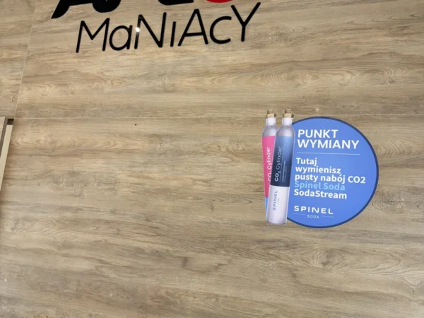 Wejście do punktu wymiany nabojów CO2 VapeManiacy Piaseczno Auchan przy Puławska 46, Piaseczno