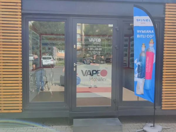 Wejście do punktu wymiany nabojów CO2 VapeManiacy Sulechów Intermarche przy Południowa 5, Sulechów