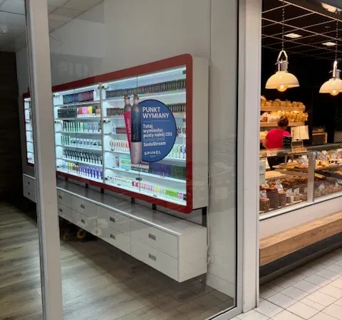 Wejście do punktu wymiany nabojów CO2 VapeManiacy Świdnica Kaufland przy Ceglana 2, Świdnica