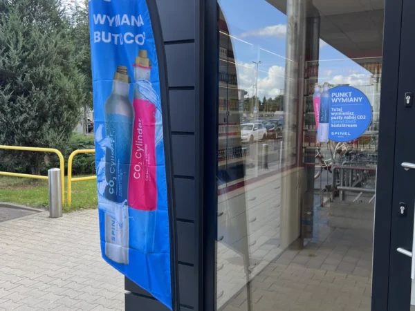 Wejście do punktu wymiany nabojów CO2 VapeManiacy Chojnice Kaufland przy Obrońców Chojnic 1, Chojnice