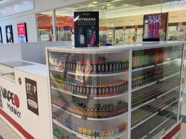 Wejście do punktu wymiany nabojów CO2 VapeManiacy Wałbrzych Auchan przy Wieniawskiego 19, Wałbrzych
