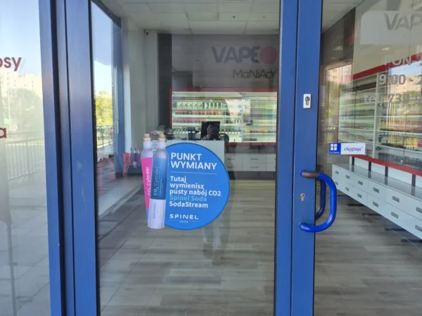 Wejście do punktu wymiany nabojów CO2 VapeManiacy Warszawa Land przy Wałbrzyska 11/127a, Warszawa