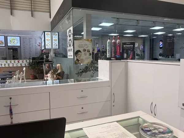 Wejście do punktu wymiany nabojów CO2 VapeManiacy Warszawa Leclerc przy Jutrzenki 156, Warszawa