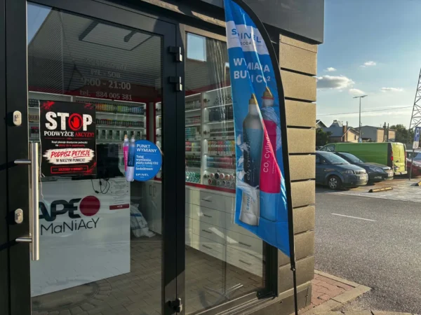 Wejście do punktu wymiany nabojów CO2 VapeManiacy Ząbki Kaufland przy Powstańców 7, Ząbki