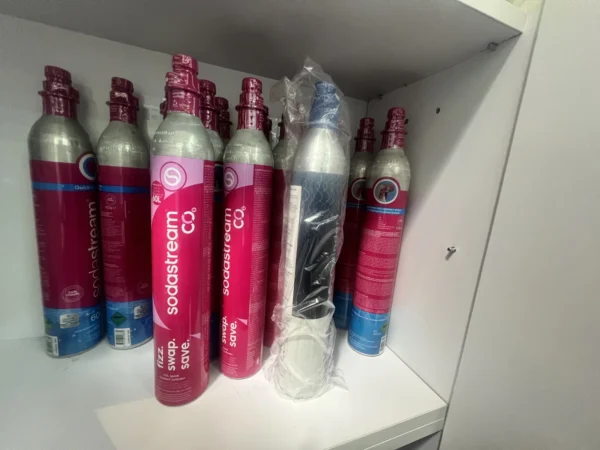 Wnętrze punktu wymiany nabojów CO2 VapeManiacy Żagań Kaufland, Przyjaciół Żołnierza 7, Żagań