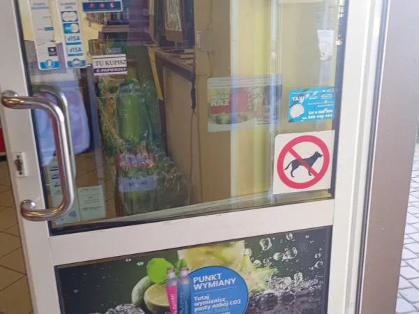 Wejście do punktu wymiany nabojów CO2 Źródełko spółka cywilna przy Bogumińska 3a, Gorzyce