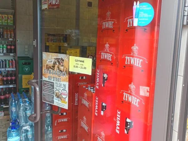 Wejście do punktu wymiany nabojów CO2 Źródełko spółka cywilna przy Powstancow 48, Syrynia