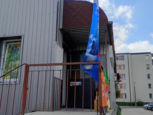 Wejście do punktu wymiany nabojów CO2 P.P.H.U. "DO-RAD" Radosław Więcek przy ul. Andersa 9, Koluszki