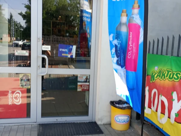 Wejście do punktu wymiany nabojów CO2 Delikatesy Spożywcze Kamila Budziewska przy ul. Juliusza Słowackiego 29, Brzeziny
