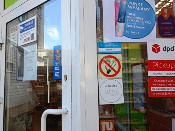 Wejście do punktu wymiany nabojów CO2 Społem przy 10 Listopada 10, Barlinek