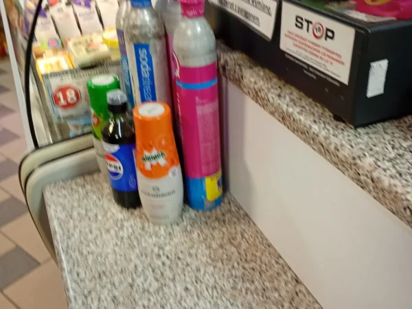 Wnętrze punktu wymiany nabojów CO2 ZDZISŁAWA KOSMALA Sklep Spoż. - Przemysłowy, ul. Brzeźnicka 108, Radomsko
