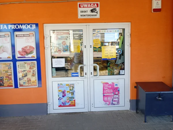 Wejście do punktu wymiany nabojów CO2 Delikatesy Hitpol Zarszyn przy Bieszczadzka 57, Zarszyn