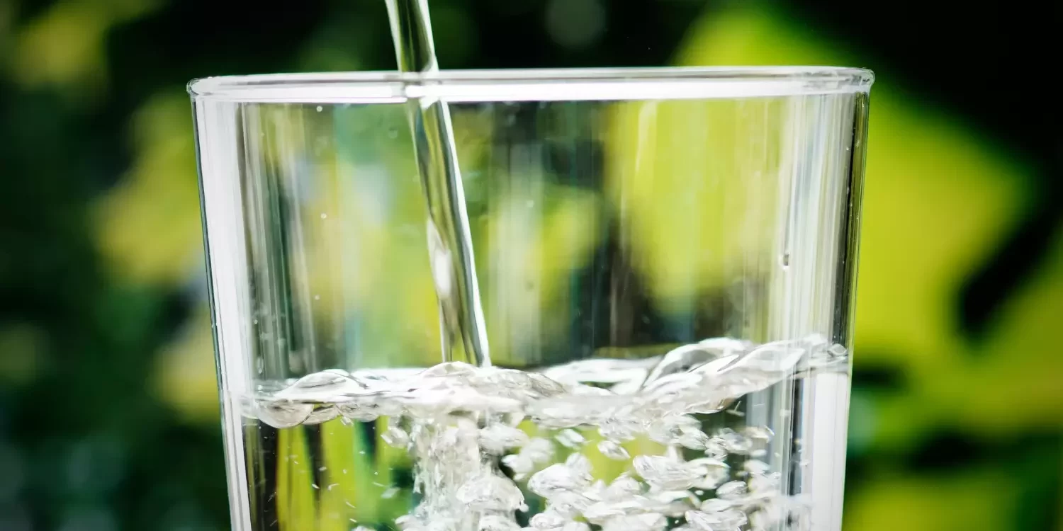 woda gazowana w szklance zielone tło natura ekologia