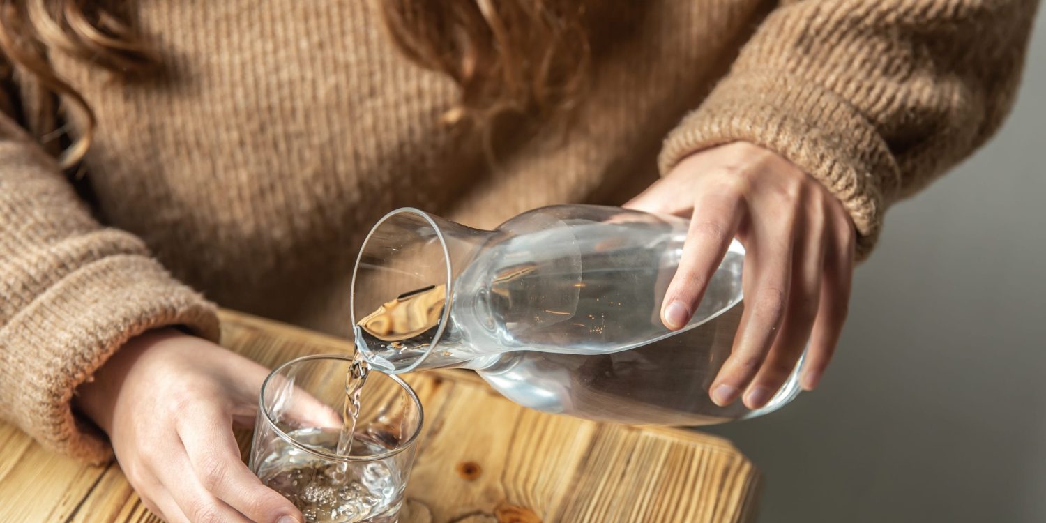 Kobieta nalewa wodę